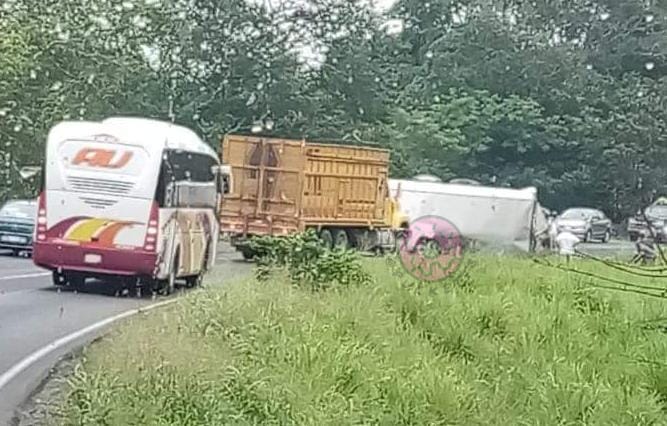 RadarVeracruz's tweet photo. #C4Informa #MedellínDeBravo Volcadura de tráiler sobre la Carretera Federal Paso del Toro-La Tinaja, a la altura de la Localidad El Mangal. #ReporteVialC4 ¡Extreme precauciones! https://t.co/RaIIhAxVC5