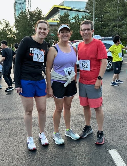 PenceBrandt's tweet photo. Gisolfi 5K @ACSMNews #ACSM23. @HKPurdue Flynn lab alums pre-race. With @MelMarkofski @ErinETalbert https://t.co/ePLZv8gxET