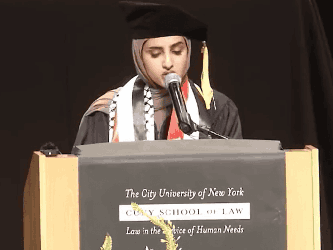 Yemenli Müslüman öğrenci Fatima Muhammed, #NewYork Şehir Üniversitesi Hukuk Fakültesi'nde işgalci #İsrail'i eleştiren bir konuşma gerçekleştirdi.

⚫️ #ABD'li Senatör Ted Cruz, konuşması nedeniyle Fatima Muhammed'i antisemitik olmakla suçladı.