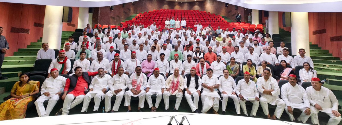 yadavakhilesh's tweet image. आज सपा कार्यालय में।