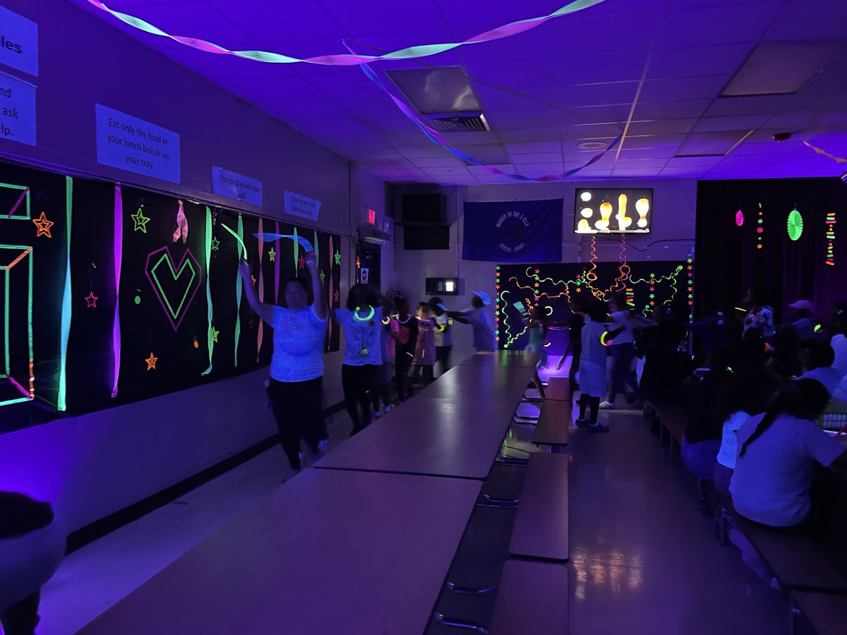 RothackerReads's tweet image. Let’s Glow ⁦@CoconutCreekES⁩