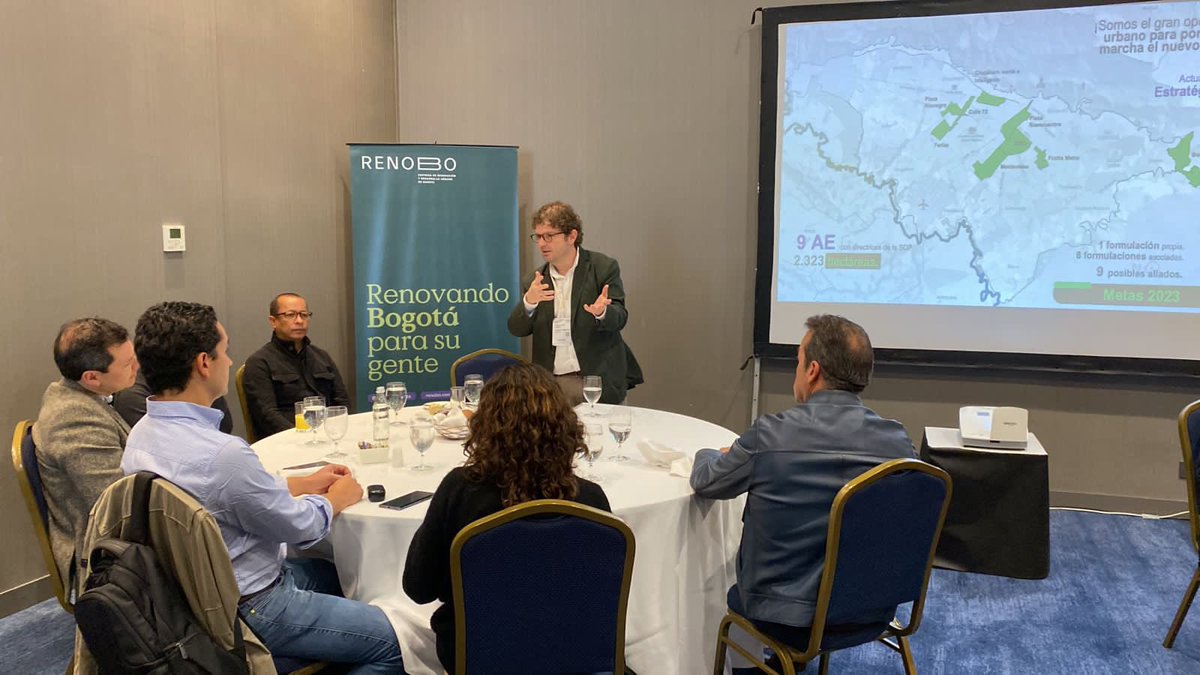 RenoBo_Bogota's tweet photo. #AEstaHora | @RenoBo_Bogota se reúne con aliados estratégicos de ciudad para contarles cómo estamos #RenovandoBogotáParaSuGente.

Reimaginamos, reverdecemos y revitalizamos. ¡Nos vemos distinto, porque somos distintos! https://t.co/2ex6Vyfdda