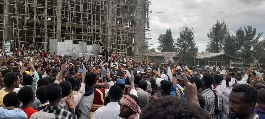 MohammedX53's tweet photo. In Dodola city today, after Jumu'ah prayer, the Muslim community protests against the demolition of a mosque. Authorities must respect religious freedom and protect sacred spaces. 🕌✊  #StandWithEthiopianMuslims #StopMosqueDemolition #ProtectReligiousFreedom  #PeacefulProtest https://t.co/7LFicv2RQ5