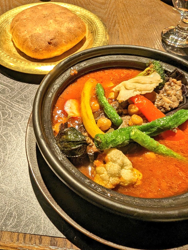 昨日はロケの後の食事で #アラビア料理 ヘルシーでおすすめ😊

基本が豆と野菜(と、ラム肉少々)