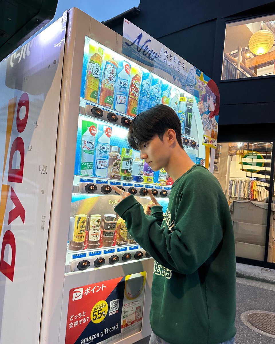 THEBOYZ_INSTA's tweet photo. [큐] 💐💚🌳
#Q https://t.co/nJ4Fnxfl2m