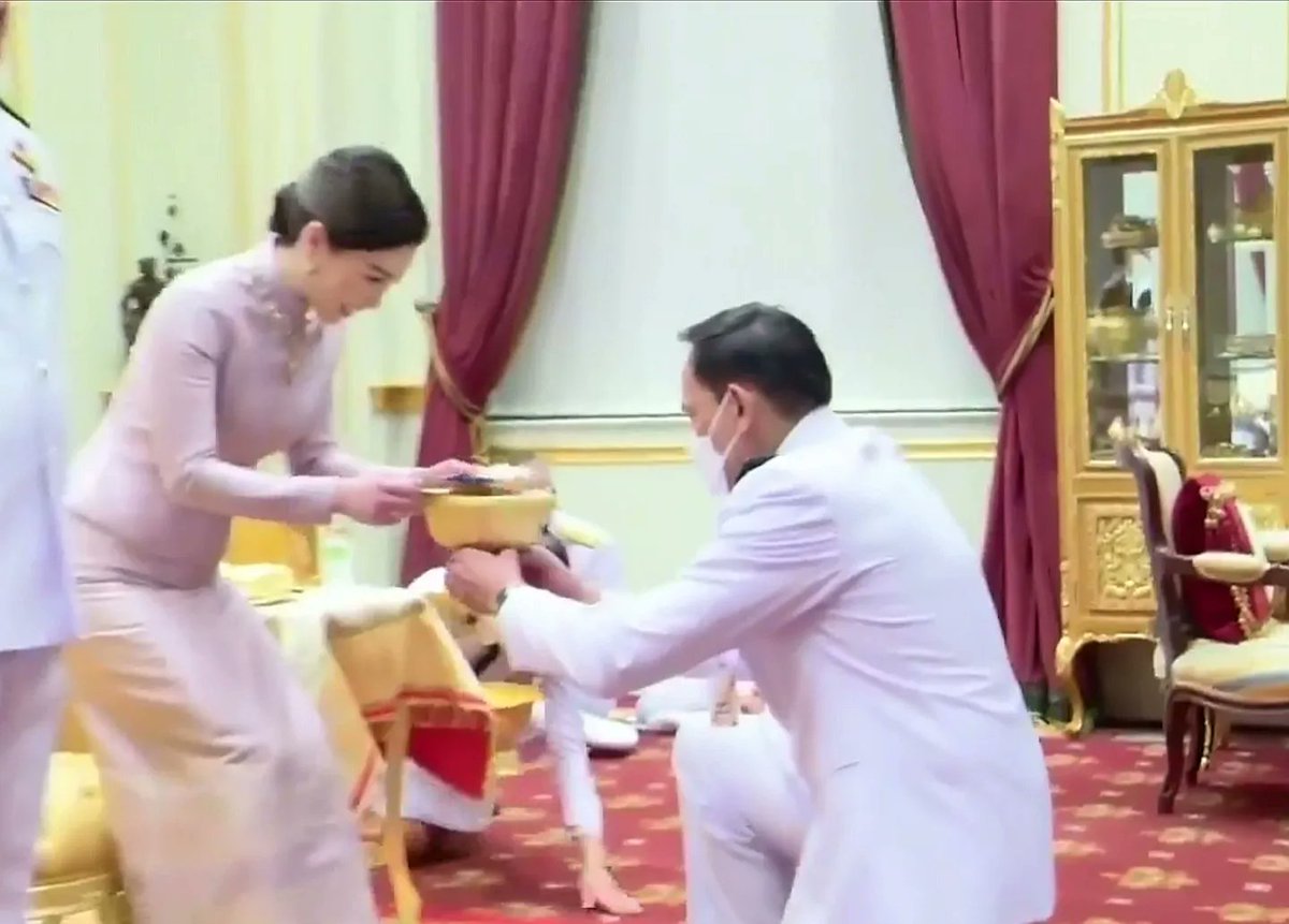 ✨👑💛💜 ๒มิย.๖๖ เวลา​ ๑๙.๐๐ น.​ ในหลวง​และ​พระราชินี​ เสด็จ​ออก​ ณ​ พระที่นั่ง​อัมพร​สถาน​ พระราชวัง​ดุสิต​ พระราชทาน​พระบรมราช​วโรกาส​ให้​ประธาน​กรรมการ​สลากกินแบ่งรัฐบาล​ และคณะ​ เฝ้า​ฯ​ถวายเงิน​ โดยเสด็จ​พระราช​กุศล​ตามพระราชอัธยาศัย​
#เรารักสถาบันพระมหากษัตริย์