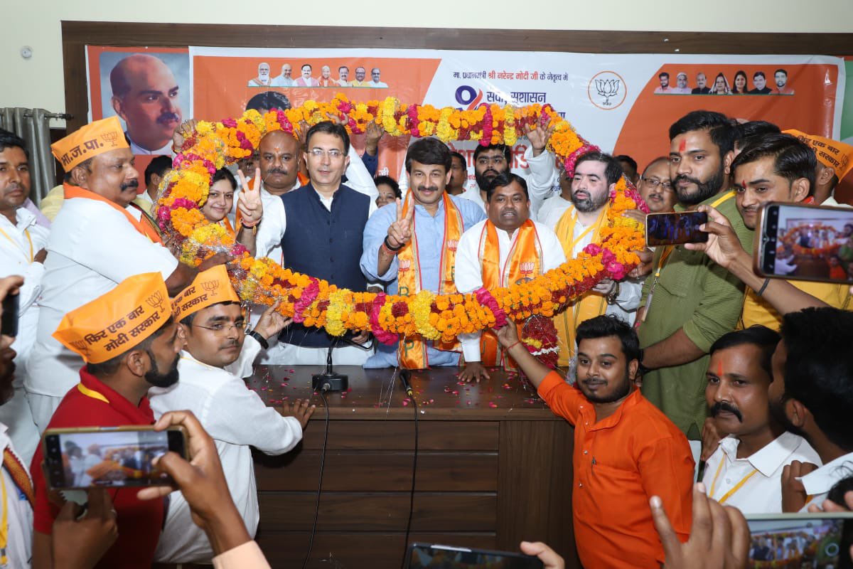 JitinPrasada's tweet photo. आज #बाराबंकी में देश के यशस्वी प्रधानमंत्री श्री @narendramodi जी के नेतृत्व में भारत सरकार के लोक कल्याण को समर्पित सफलता के ऐतिहासिक नौ वर्ष पूर्ण होने पर दिल्ली प्रदेश भाजपा के पूर्व अध्यक्ष,सांसद श्री @ManojTiwariMP जी के साथ प्रेसवार्ता कर उपलब्धियों को विस्तृत रूप से रखा। https://t.co/BX9HGqDF4N