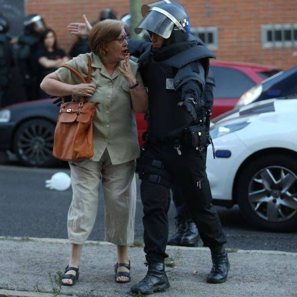 ierrejon's tweet photo. Hoy se ha ido Violeta, @kolontai1959 . Socialista, libertaria, roja. Compañera. El miércoles estuve despidiéndome de ella en su piso de Villaverde. Me impresionó su historia, siempre luchando; su coraje; su amor por la vida, por el prójimo y, pese a todo, por su pueblo. Su alegría rebelde.

Que la tierra te sea leve, compañera. Te voy a echar de menos. Gracias por tu cariño siempre. Con tu ejemplo, seguimos. ✊🏼