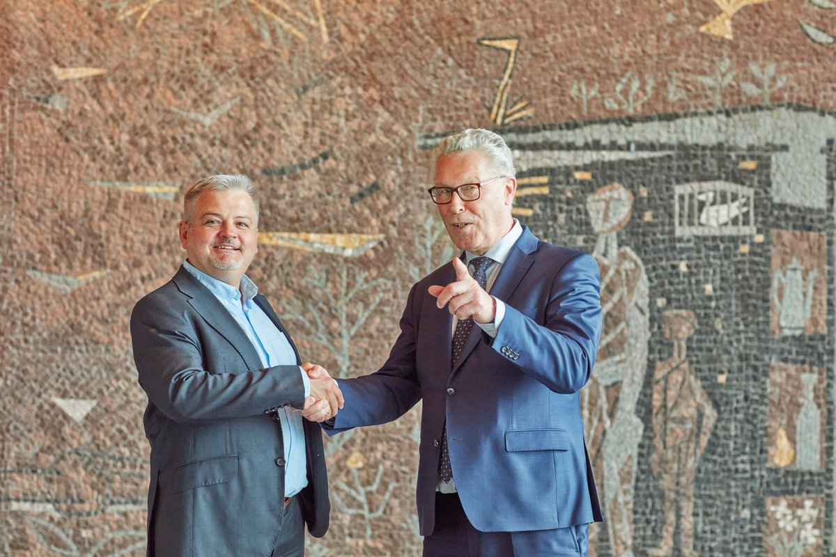 Goede gesprekken vandaag bij de conferentie over t belang van digitaal sterke gemeenten &amp; provincies. Bijzondere dank aan onze Oekraïense gast: Cyber security adviseur voor het Oekraïense Ministerie voor Digitale Transformatie Andrii Paziuk <a href="/LodewijkA/">Lodewijk Asscher</a> <a href="/cdkflevoland/">Commissaris van de Koning in Flevoland</a> <a href="/COECongress/">Congress of Local and Regional Authorities</a>