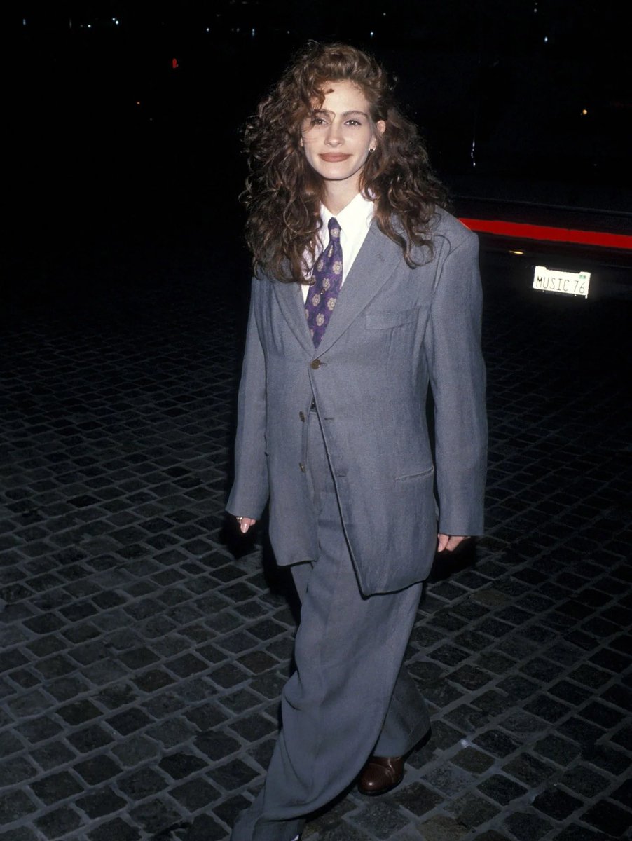 MIUCClAMUSE's tweet photo. fun fact about julia roberts’ iconic 1990 golden globes armani suit: she actually picked this suit off the men’s rack at a store for the ceremony bc she loved the way it fit her https://t.co/9nffpdDJjG