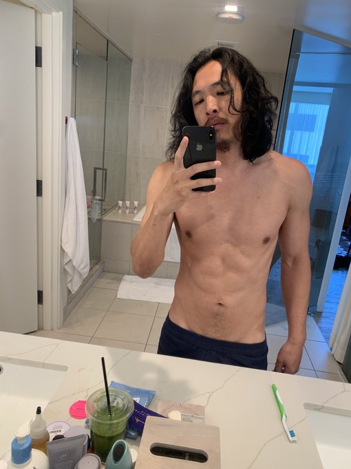 Another hotel, another hotel bathroom selfie, as is tradition https://t.co/6mElK3Egde