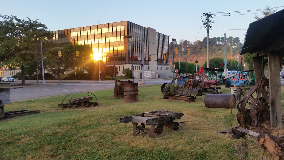 New town every hour on Twitter "Parkersburg, West Virginia Population