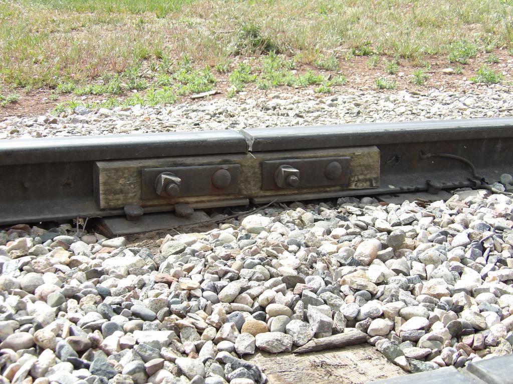 RandomVideos77's tweet image. Wooden joint bar?? 
This can't be safe...