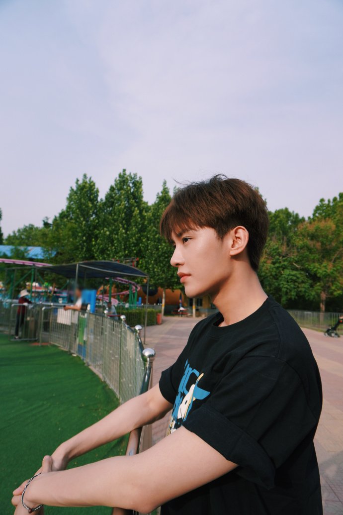 CdramaL's tweet image. 「📸 | #SimonChen compartilhou novas fotos