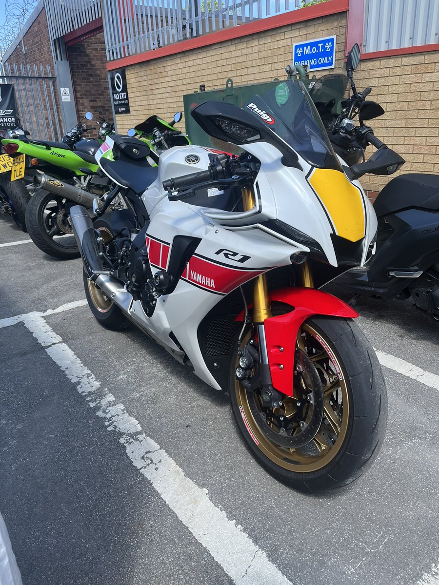 1st service done, might be having new discs due to a small brake judder. The dealer are speaking to Yamaha 😣 #stillloveit #yamaha #r1 #worldgp60thanniversary #akrapovic #lightech #evotechperformance #puig