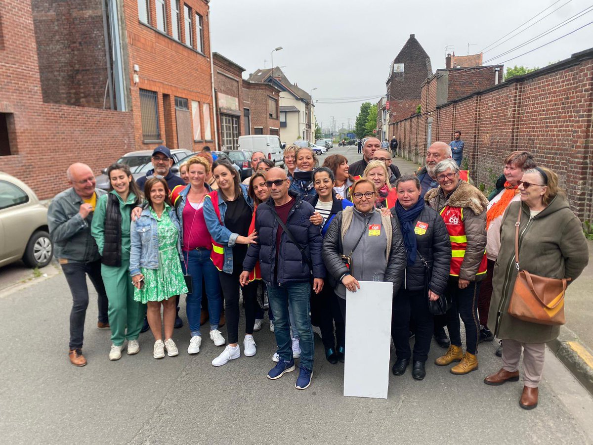 KarimaDelli's tweet photo. Bravo les ouvrières de #vertbaudet ! 
3 mois de grève pour obtenir une augmentation de salaire aux 1000 salarié.e.s du groupe!

Une lutte qui doit servir d’exemple et qui en appelle d’autres ! 

En France on doit vivre dignement de son travail! 

Merci  @BinetSophie 
 et #Cgt59 https://t.co/b1kHBeLzsO