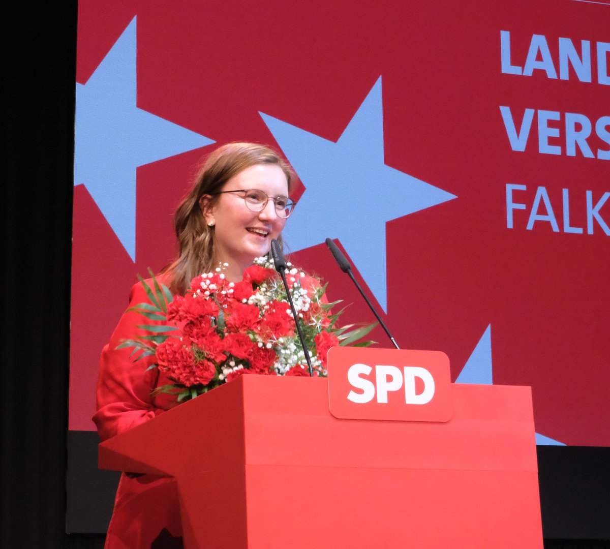 ostkurve's tweet photo. Wir haben eine Kandidatin! Marie Glißmann wird mit der SPD Brandenburg in die Europawahl ziehen. "Ihr bekommt mit mir eine Demokratin, die für eine klimafeste und enkeltaugliche Politik kämpft", sagt die mit großer Mehrheit gewählte Kandidatin. Herzlichen Glückwunsch! https://t.co/SFWFICIe0f
