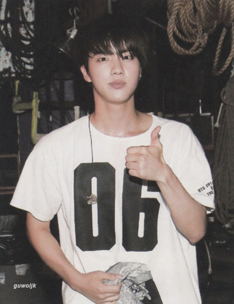 hourjinnie's tweet photo. seokjin approved 👍🏻 https://t.co/UmAcflD1GV