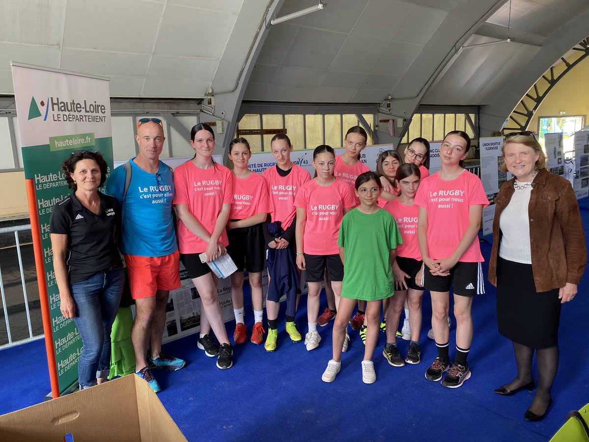 A.Rougerie et D.Retiere <a href="/ASMOfficiel/">ASM Rugby</a> aux côtés des filles et garçons des collèges et lycées de Haute-Loire joueurs d’un magnifique challenge de rugby 🏉 piloté par <a href="/UNSS43/">UNSS Haute-Loire</a>! merci aux sponsors pour leur aide <a href="/FranceRugby/">France Rugby</a> <a href="/auvergnerhalpes/">Auvergne-Rhône-Alpes</a> en route pour la coupe du monde #Rugby202🇫🇷