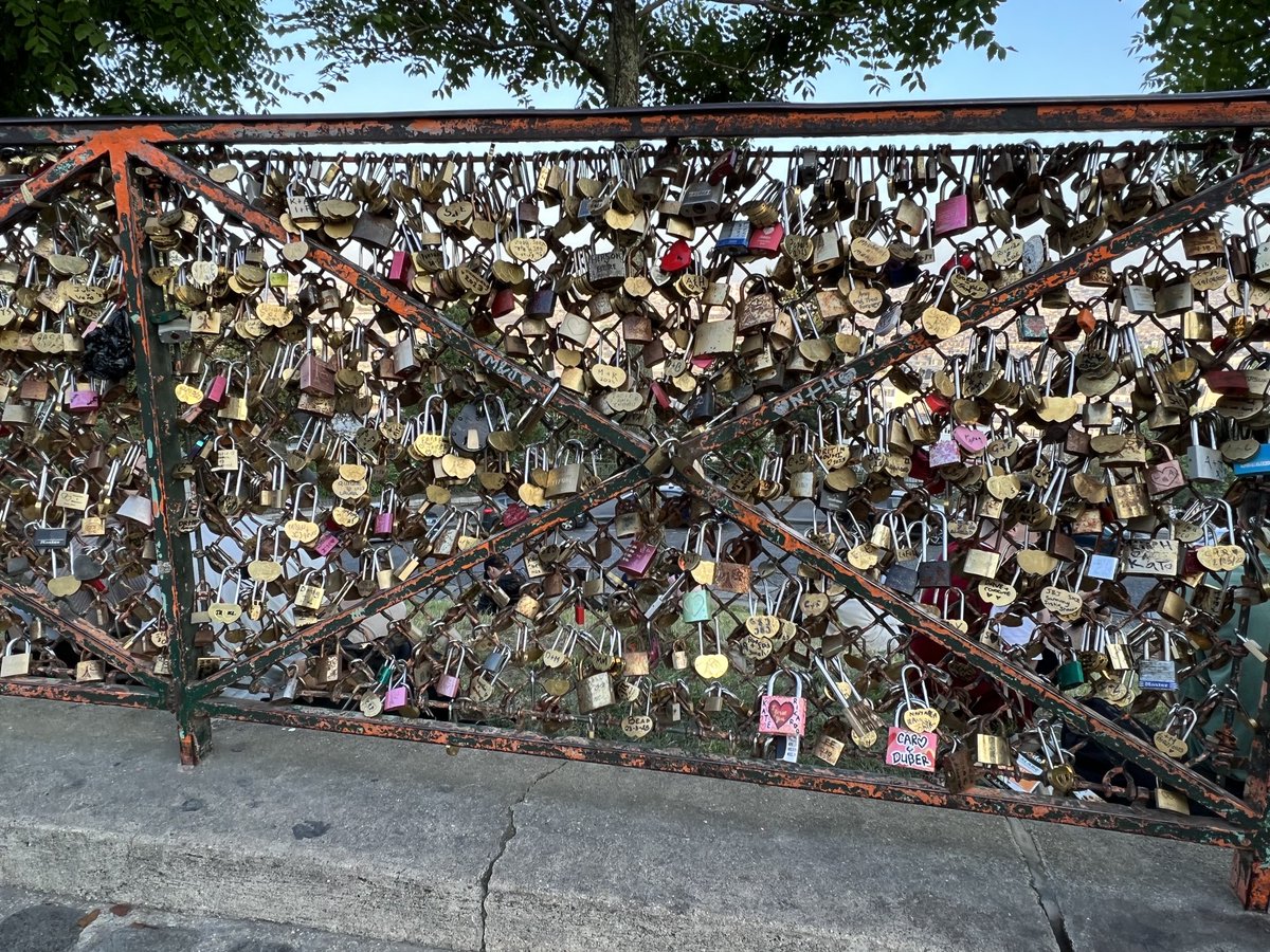 People, just stop with the #LoveLocks. It’s now basically a cliche, unsightly and not even on the correct location. #PontdesArts not #Sacre-Coeur