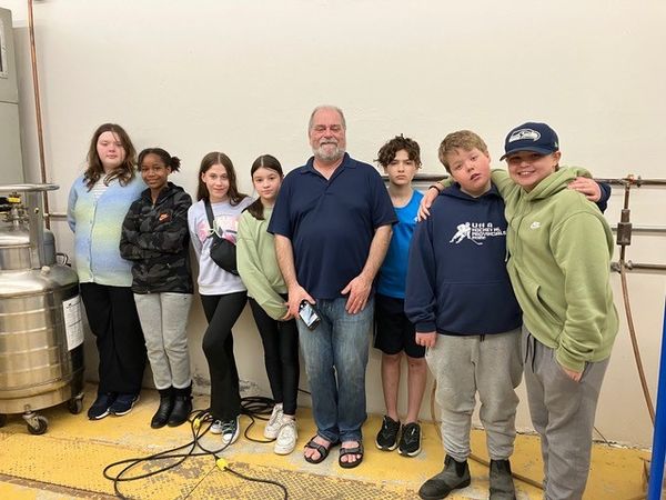 Les élèves de la 6e année sont partis vendredi dernier, dans la pluie, pour se rendre aux laboratoires de sciences à MUN. Quelle expérience inoubliable. Une gros merci à Anand (et ses étudiants), Stefan, Céline et Frank, nous avons tellement apprécié notre visite. @csfp_tnl