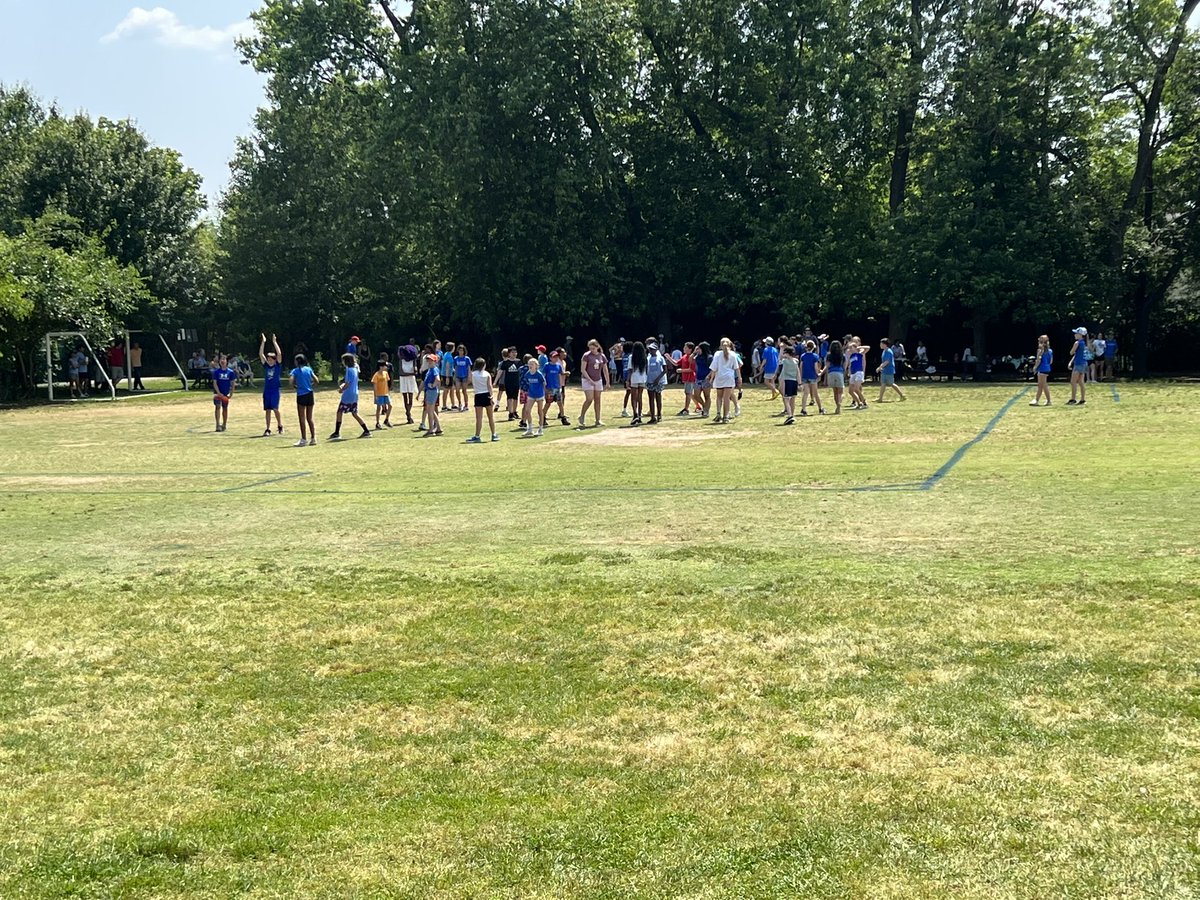 GlebeVolunteers's tweet image. 5th Grade kickball game 😊