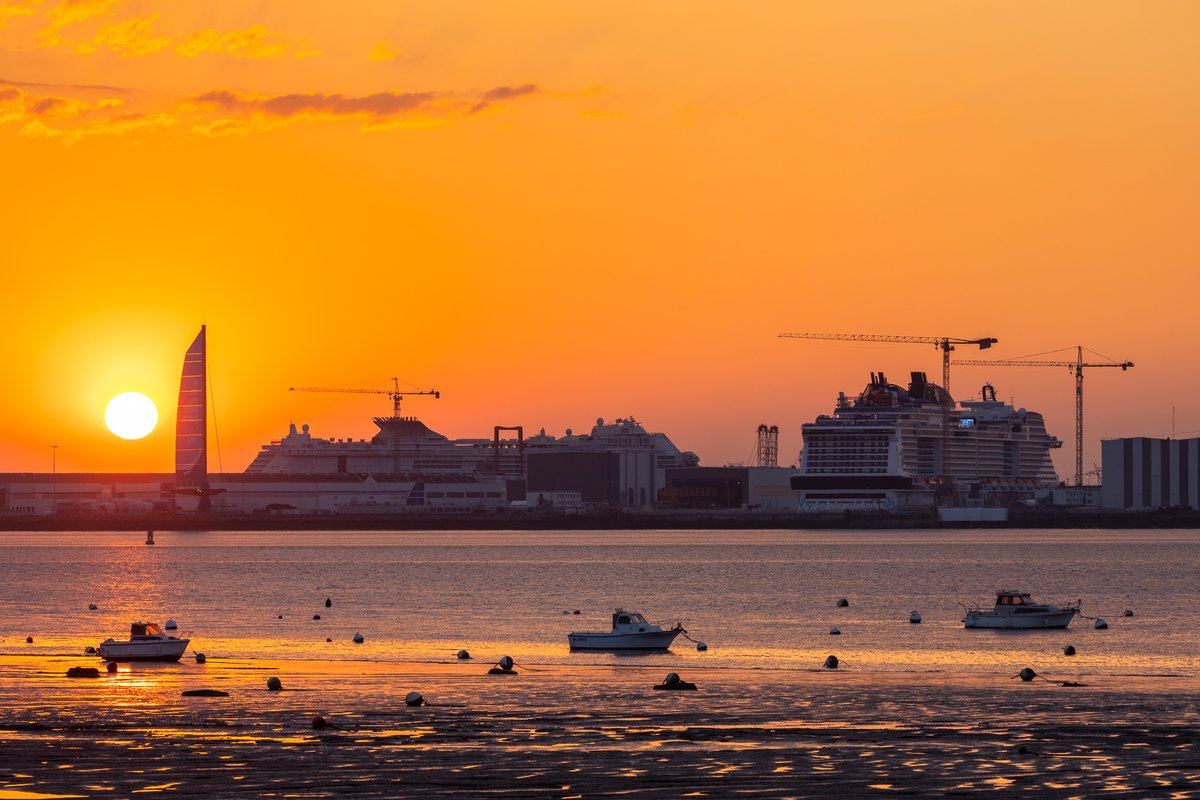 p_pouvreau's tweet photo. Coucher de soleil sur les Chantiers de #SaintNazaire
#estuairedelaLoire #SaintBrevin #LoireAtlantique #Paysdelaloire #solidsail #CelebrityAscent #MSCEuribia https://t.co/FSQ4Vnfdhx