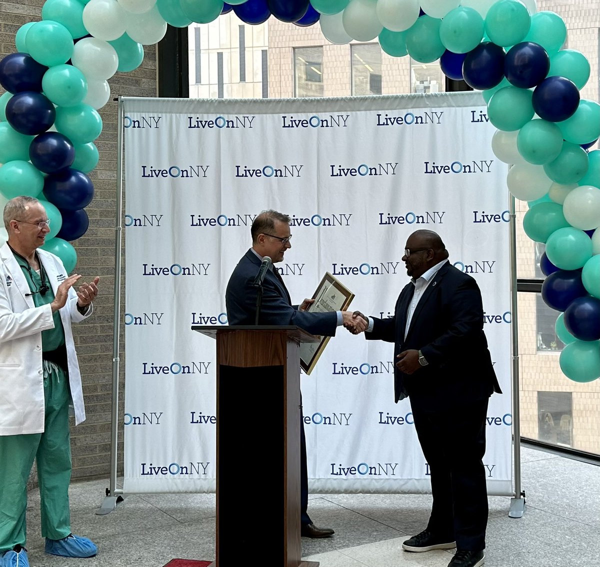 MarkLevineNYC's tweet photo. Some welcome news:

Organ donations are on the rise in NY.

In the past year, the # of lives saved through donation is up 87% in Manhattan, and 30% statewide.

Thrilled to join @LiveOnNewYork &amp; @MountSinaiNYC today to honor the families &amp; professionals making this happen. https://t.co/8gsZo0cmBI