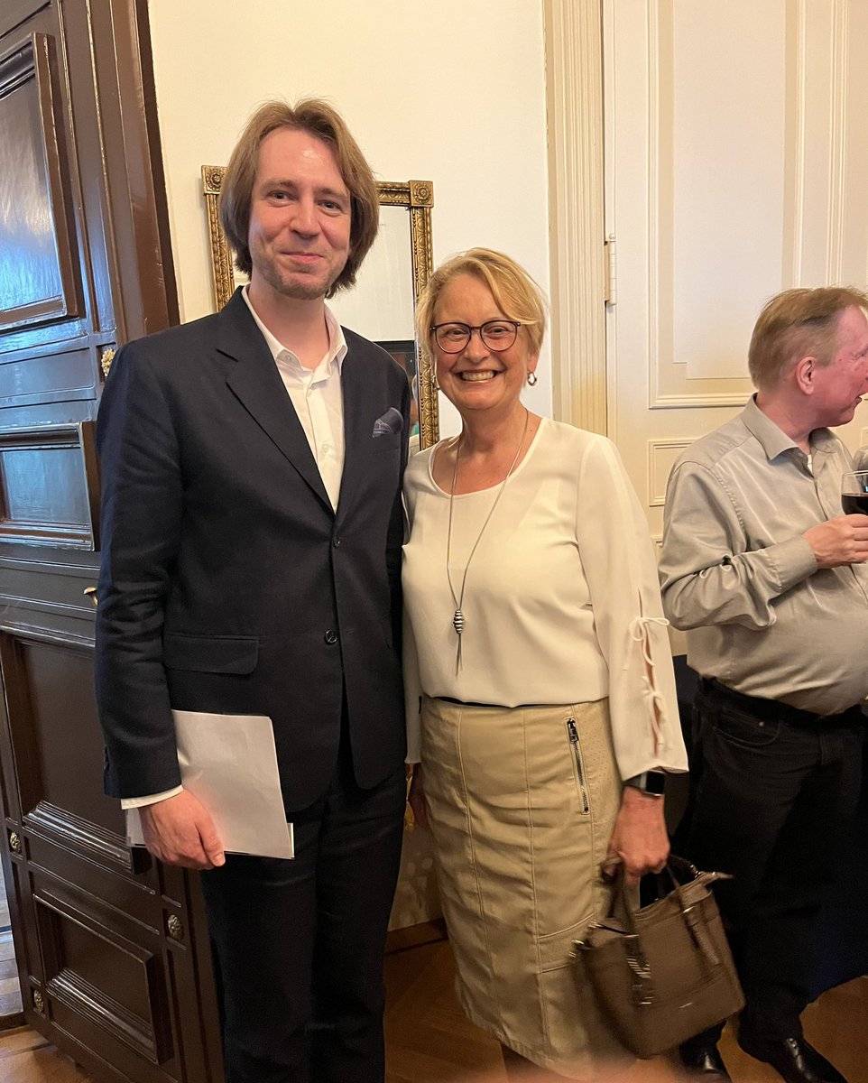 So proud of my colleague and former PhD @k_gorobets for being one of the laureates of the  Dissertatieprize of Praemium Erassmianum 2023 for his excellent book on the authority of international law! 
<a href="/GroningenLaw/">Groningen Law</a> <a href="/wijmenga_cisca/">Cisca Wijmenga</a>