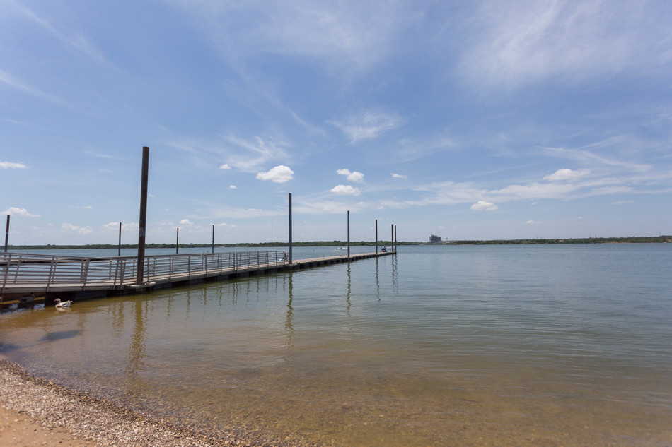 ArlingtonParks's tweet photo. Our #ParkOfTheWeek is Richard Simpson Park! This park provides public access to Lake Arlington for recreational usage. It is home to the Kathryn Wilemon Lake House Event Center, boat ramps, and a pavilion. A fisherman's dream & perfect spot to watch the sunset!
6300 W Arkansas Ln https://t.co/4mCi6BSaYl
