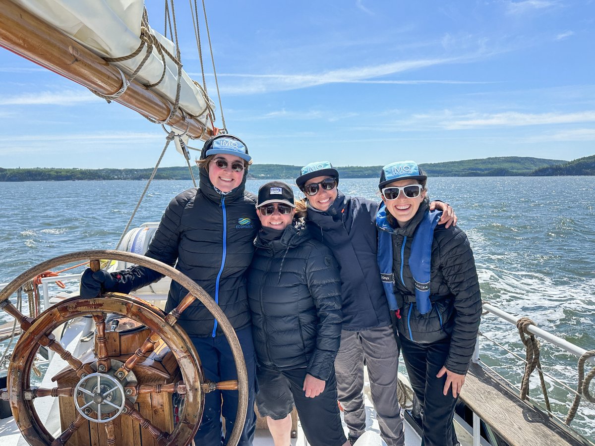 Fiers de notre équipage 100% féminin pour cette Route des Possibles 1.

De gauche à droite :
- Emilie, matelote;
- Caroline capitaine;
- Lysandre, matelote;
- Gaïa, première officière.