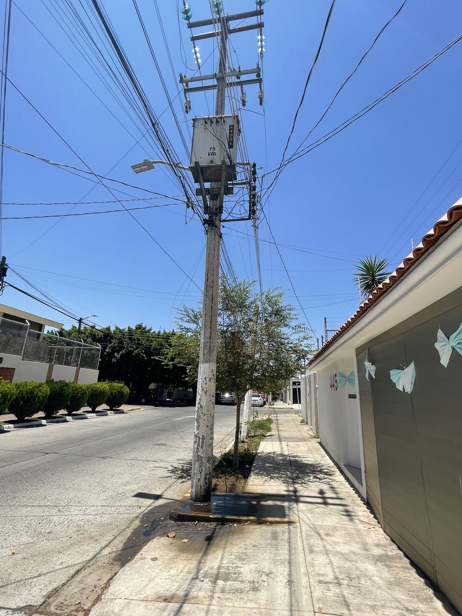 hruizfe's tweet photo. @UMPCyBZ Transformador de CFE en riesgo para peatones, van varios reportes y no se atiende desde hace 2 meses daños en banqueta  arbolado y jardinería ubicación Victor Hugo a 1.5 cuadra de Naciones Unidas zapopan https://t.co/aekfjpMSqK