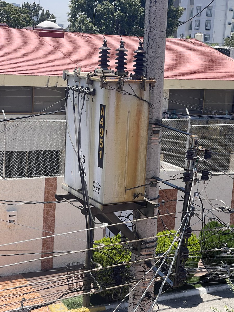 hruizfe's tweet photo. @UMPCyBZ Transformador de CFE en riesgo para peatones, van varios reportes y no se atiende desde hace 2 meses daños en banqueta  arbolado y jardinería ubicación Victor Hugo a 1.5 cuadra de Naciones Unidas zapopan https://t.co/aekfjpMSqK