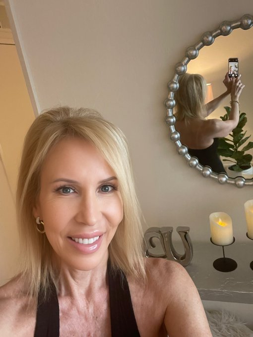 No matter how you look at it, the weekend is here and it&rsquo;s gonna be great! Xoxo 💋 #selfie #mirrorselfie<a href="/tag/selfie"class="tags"><span>#selfie</span></a><a href="/tag/fridayfeeling"class="tags"><span>#fridayfeeling</span></a><a href="/tag/mirrorselfie"class="tags"><span>#mirrorselfie</span></a><a href="/tag/weekendfun"class="tags"><span>#weekendfun</span></a>