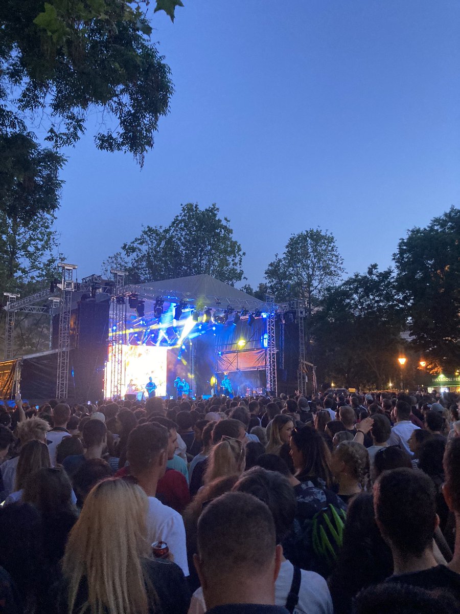 MaxSanders_'s tweet photo. Op pad in #boedapest #budapest Kom je langs Belvarosi Fesztival. Bandje Csaknekedkislány, nooit van gehoord en m’n Hongaars is niet best, maar wel gezellig. https://t.co/ef5YB3XKob
