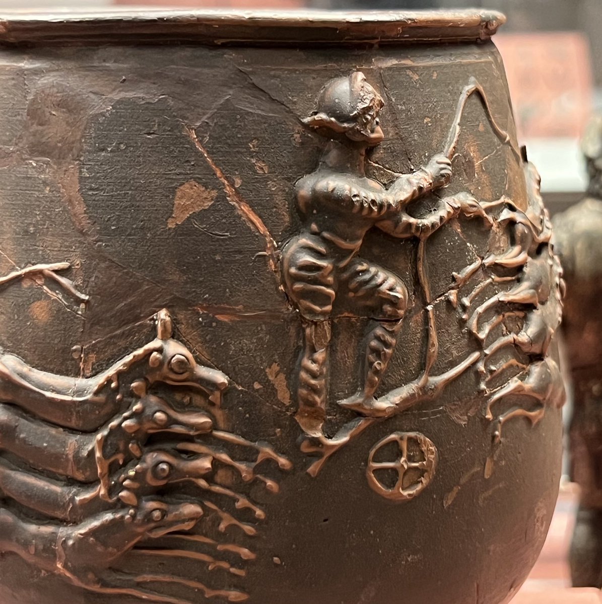 This pot depicts a scene from a chariot race. Taking part are four quadrigae (4-horse chariots). The competitors are wearing helmets and long-sleeved jerkins, they raise their whips as they desperately push for advantage. It is..(1/2). 
📷May
#Roman #Archaeology #RomanBritain