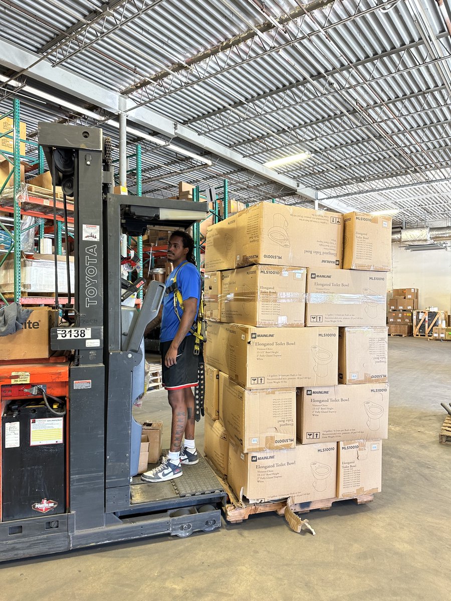MainlineCollect's tweet image. Huge shipment of Mainline Toilets headed out from Hughes Supply today!📦🚚 Have you stocked up for your next project?🚽

 #mainline #supply #project #stock #hughes #toilets