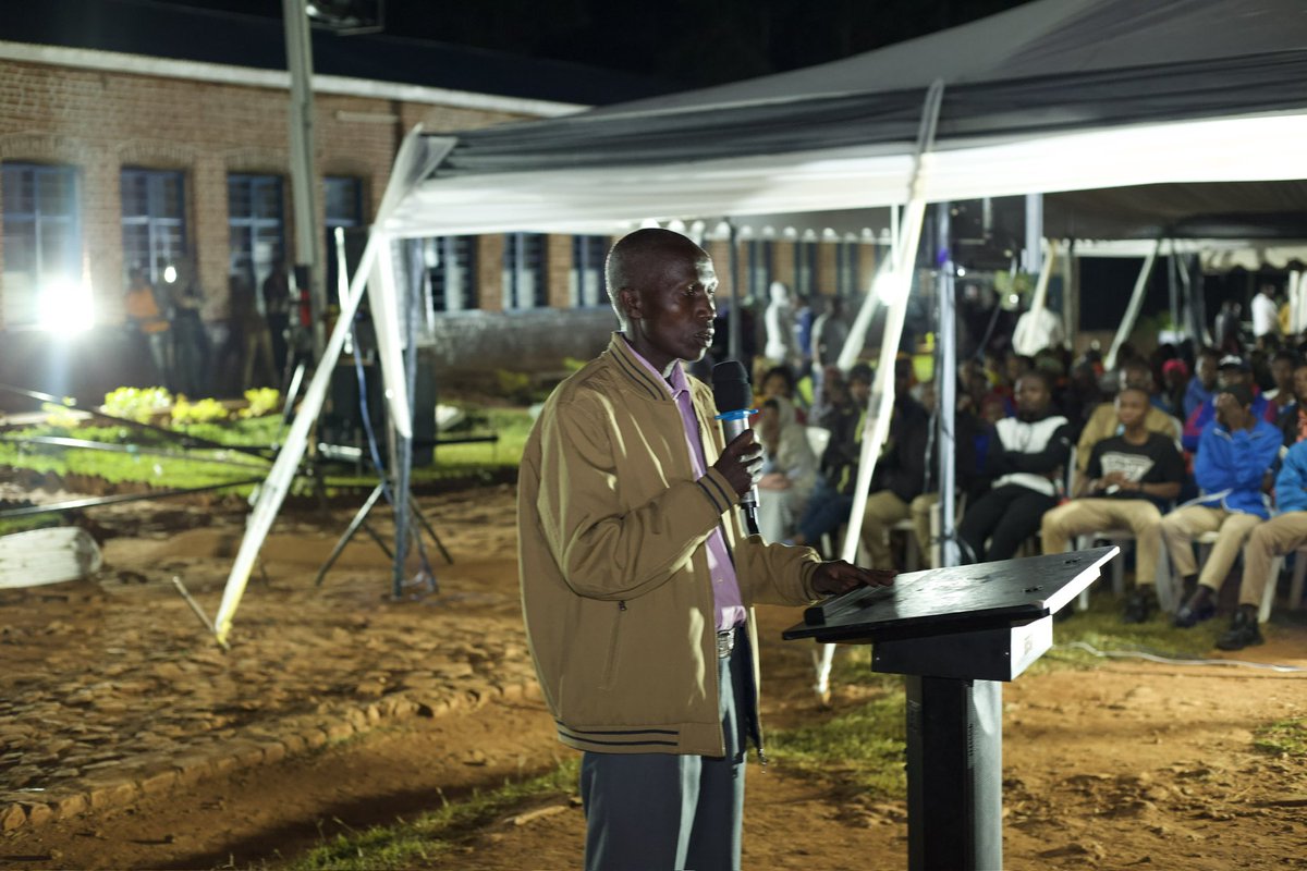 Kuri uyu mugoroba Minisitiri <a href="/JCMusabyimana/">J Claude Musabyimana</a> yifatanyije n’abaturage b’Akarere ka <a href="/RusiziDistrict/">Rusizi District</a> mu ijoro ryo #Kwibuka29 Jenoside Yakorewe Abatutsi i Mibirizi ahateganyijwe ku munsi w’ejo umuhango wo gushyingura imibiri irenga 1200 iherutse kuhatahurwa.