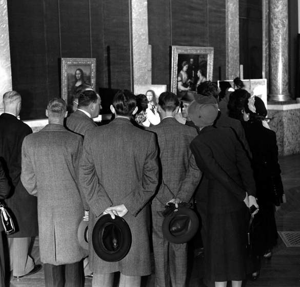 Dmitri Kessel. 
Visiteurs devant la Joconde, musée du Louvre 
1956. Paris