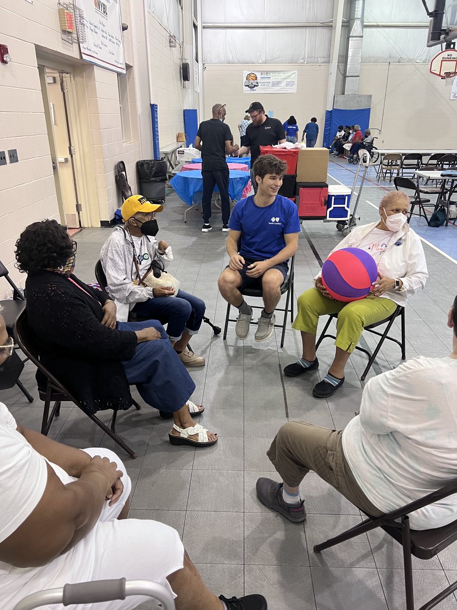 bcbssc's tweet photo. Summer #interns were introduced to our company’s #LifeAtSCBlueCross giving culture immediately.
A group of interns helped at @SalvationArmyUS stores in Columbia. Another group volunteered with @SeniorRes_SC hosting games for local seniors. https://t.co/RoxDbLMAUc