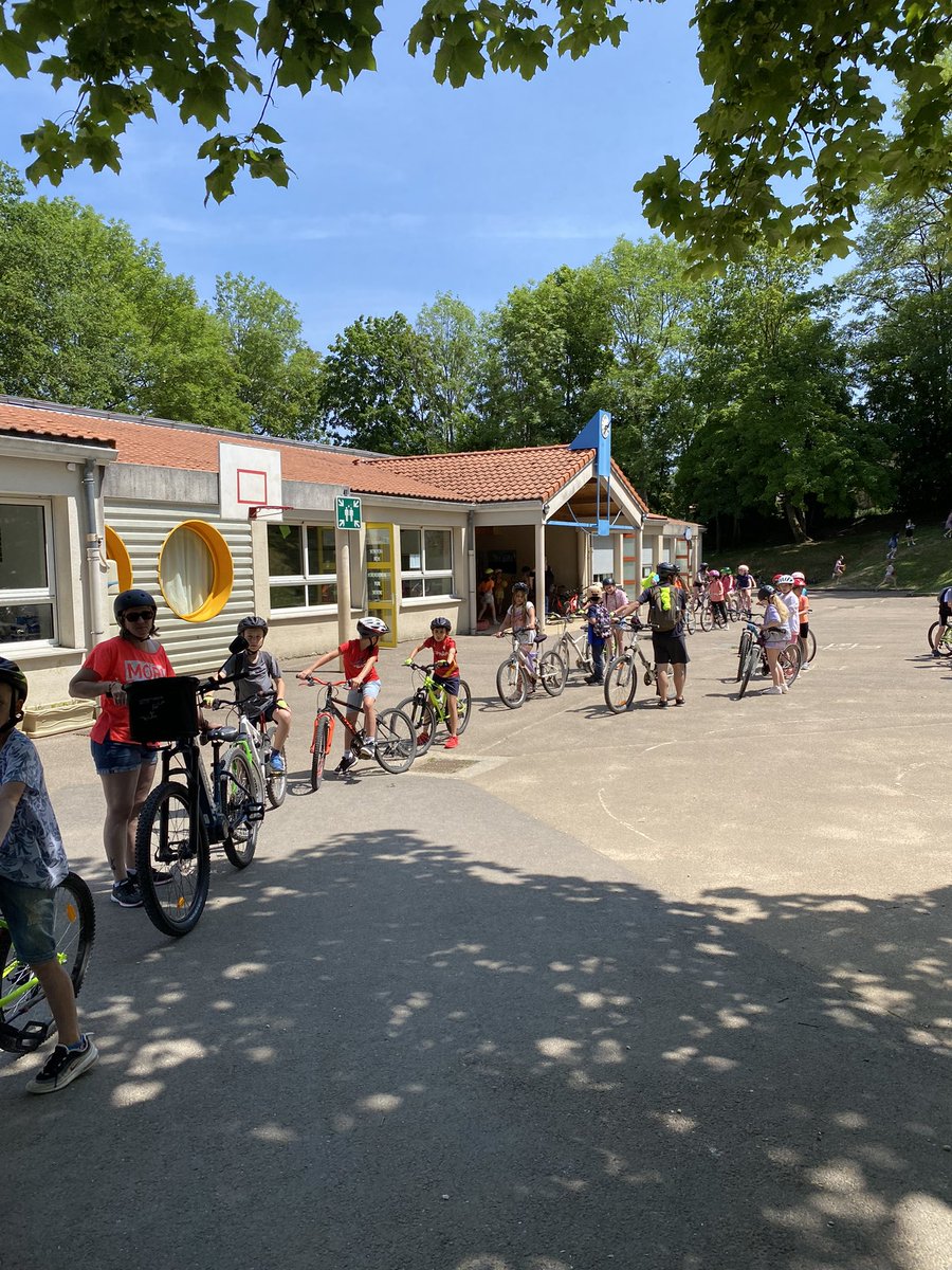 Entraînement à notre prochaine journée Meuse à vélo #usep. Un vrai défi pour les élèves de cycle 3 et les accompagnateurs mais une joie pour tous de traverser la ville en vélo .