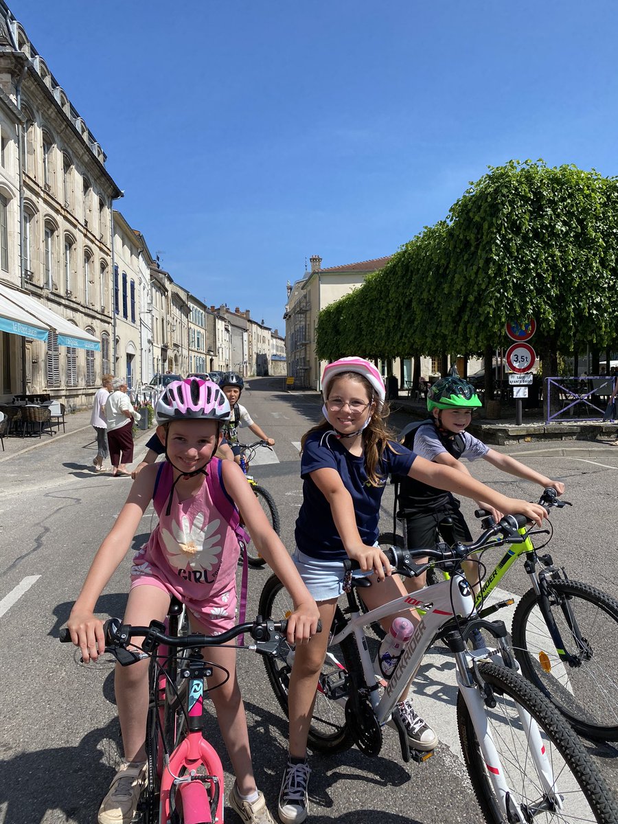 EMihiel's tweet photo. Entraînement à notre prochaine journée Meuse à vélo #usep. Un vrai défi pour les élèves de cycle 3 et les accompagnateurs mais une joie pour tous de traverser la ville en vélo . https://t.co/bHGQfjqgvZ