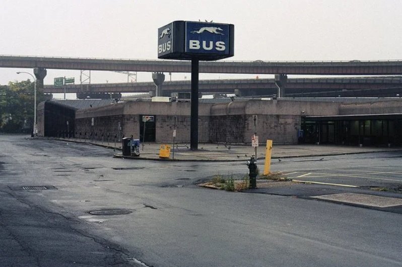 overnight_drive's tweet image. This is what you get without an HOA. 

We have one place in our neighborhood that isn’t governed by the HOA and this is what we get as a neighbor.