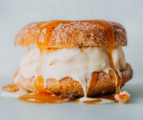 A Cinnamon Donut Ice Cream Sandwich for #DonutDay 🍩😊
thesweetandsimplekitchen.com/cinnamon-sugar…