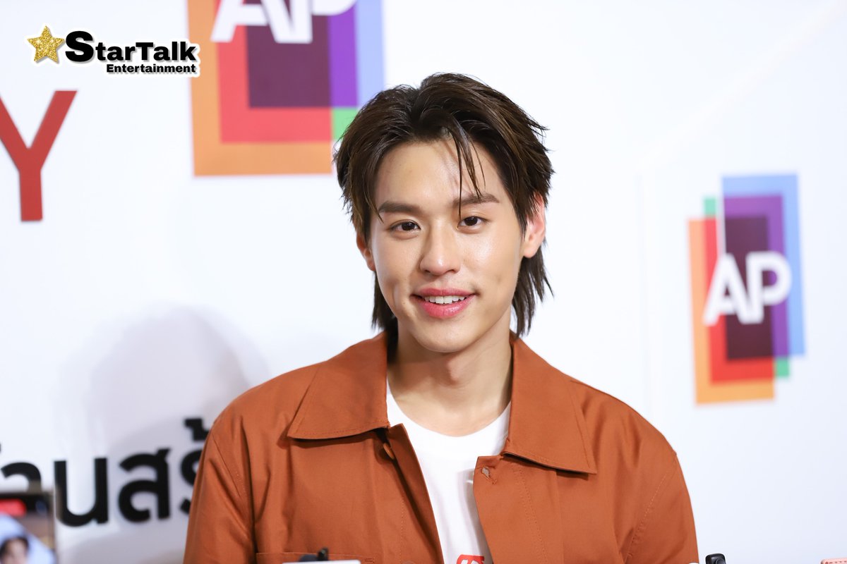 startalkent's tweet image. #bbillkin ช่วงให้สัมภาษณ์สื่อในงาน #APHAPPYDAY หล่อ ขี้เล่น น่ารัก เหมือนเดิมเลย 😆

#BillkinxAP #เลือกชีวิตดีๆที่HAPPY #APThai
