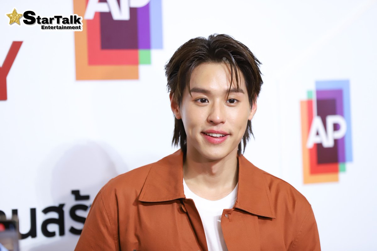startalkent's tweet image. #bbillkin ช่วงให้สัมภาษณ์สื่อในงาน #APHAPPYDAY หล่อ ขี้เล่น น่ารัก เหมือนเดิมเลย 😆

#BillkinxAP #เลือกชีวิตดีๆที่HAPPY #APThai
