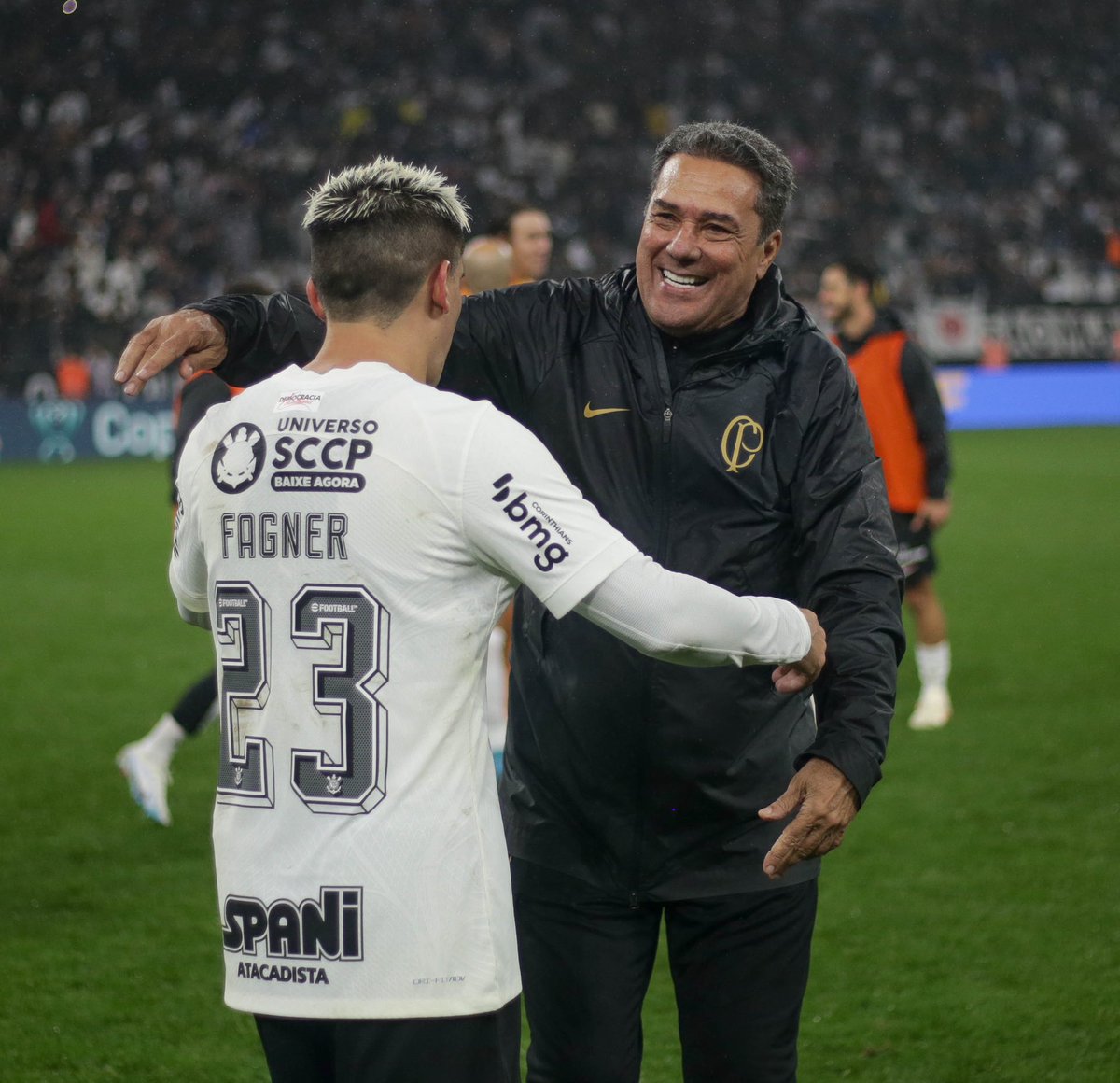 _sccpnews's tweet photo. ⚫️⚪️ | Visando trabalhar mais, Luxemburgo tem dormido no CT Joaquim Grava.

O Corinthians disponibiliza funcionários para auxiliarem o treinador durante a noite com sua alimentação, algo que não costumava ocorrer com outros técnicos.

📰 | @meutimao https://t.co/w8b07JpRUb