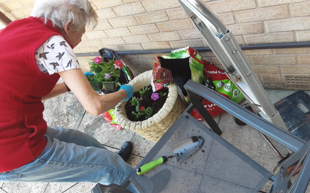 Prior_Bank's tweet photo. 🌞 suns shining and our residents are doing some gardening 💛 https://t.co/KHcwsNZdjN