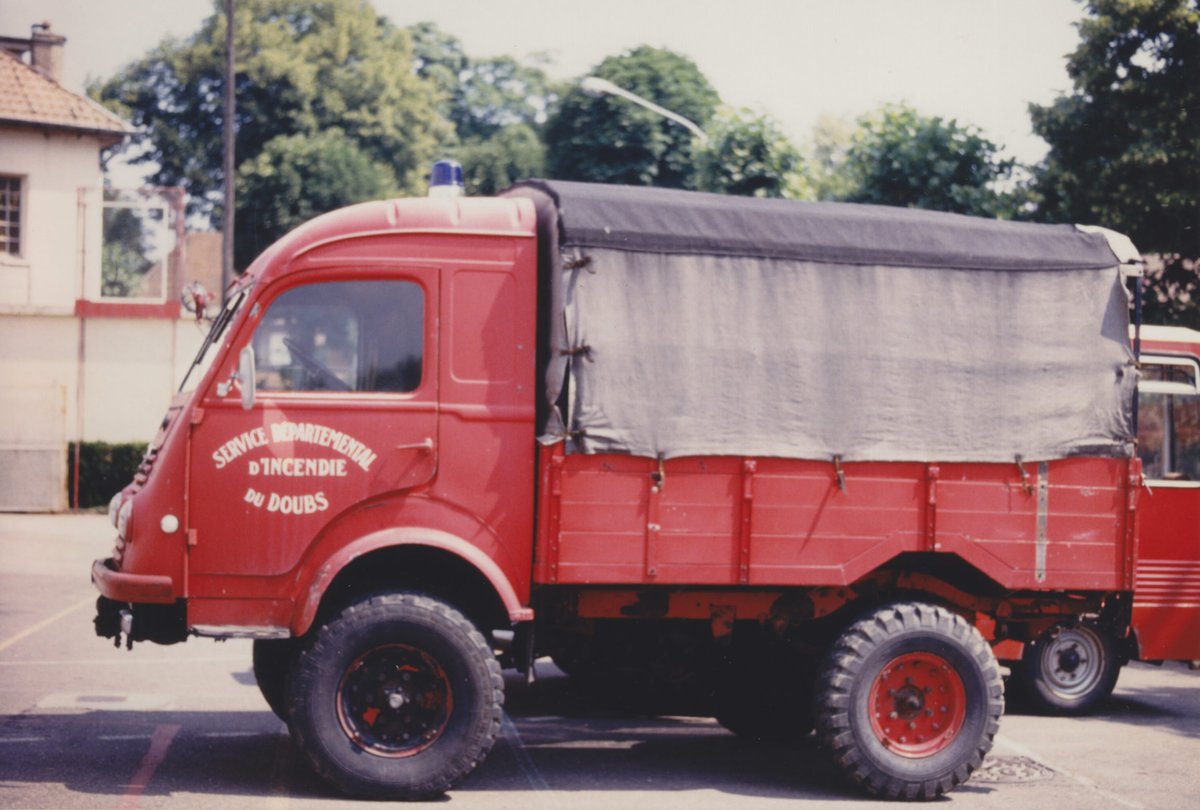 J-482: 🚒 Dans les années 60, les #plongeurs des Sapeurs-#Pompiers de Besançon sont équipés d’un véhicule #Renault #Goélette.
#PompiersBesançon500ans
#Histoire
#Besançon
#Doubs