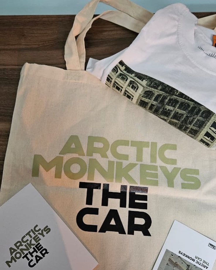Participem da promoção de um kit Arctic Monkeys através do instagram do <a href="/minutoindie/">minuto indie</a>! Para participar, curta a postagem (shorturl.at/qyMOY) e conte, nos comentários, uma história sua envolvendo a banda - até 23h59 de 03/06/23 (sábado)! A melhor história será selecionada!